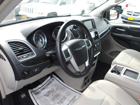 Used 2016 Chrysler Town & Country LX image 13