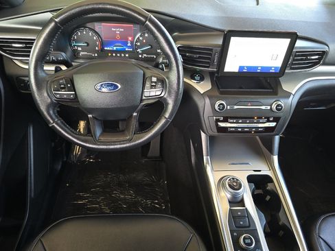 Used 2020 Ford Explorer XLT w/ Equipment Group 202A AWD/4WD image 14