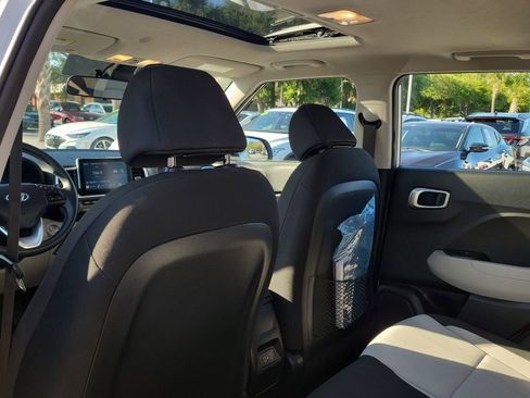 Used 2024 Hyundai Venue SEL FWD image 9
