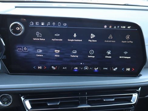 Used 2025 Chevrolet Traverse LT w/ Driver Confidence Package image 8