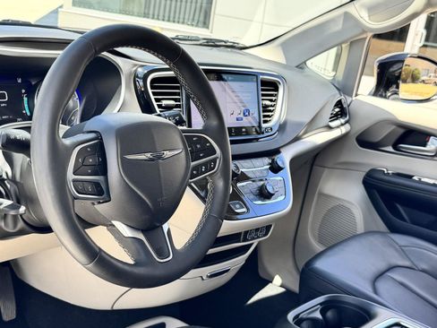 Used 2024 Chrysler Pacifica Touring-L FWD image 21