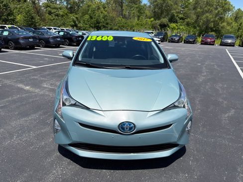 Used 2017 Toyota Prius Three Touring w/ Carpet Mat Package FWD image 11