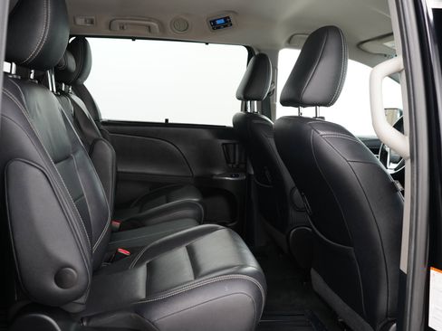 Used 2017 Toyota Sienna SE FWD image 14