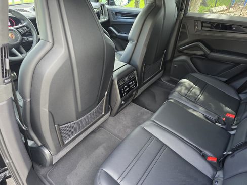 Used 2025 Porsche Cayenne GTS AWD/4WD image 15