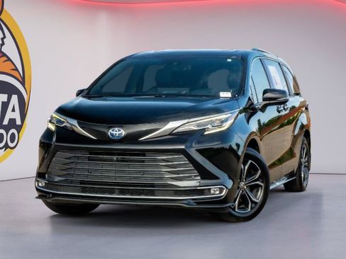 Used 2025 Toyota Sienna Platinum AWD/4WD image 1