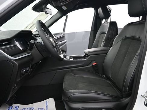 New 2025 Jeep Grand Cherokee Altitude AWD/4WD image 11