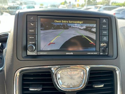 Used 2016 Chrysler Town & Country Touring FWD image 26