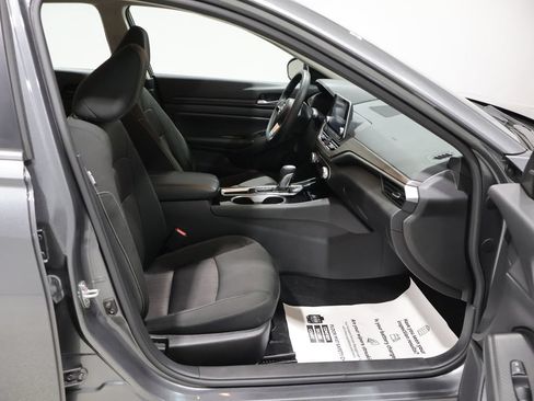 Used 2024 Nissan Altima 2.5 SV FWD image 21