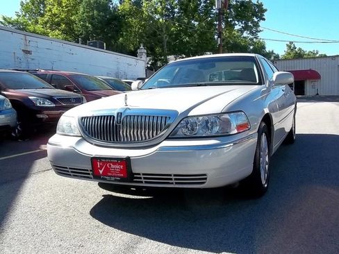 Used 2005 Lincoln Town Car Signature RWD image 1