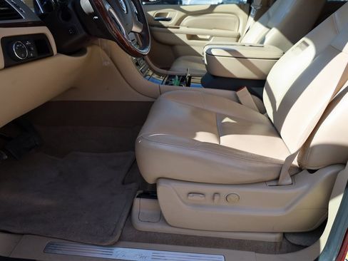 Used 2010 Cadillac Escalade Luxury image 11