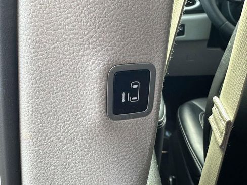 Used 2024 Chrysler Pacifica Touring-L image 12