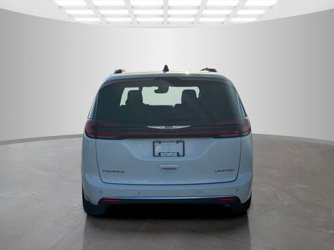 Certified 2023 Chrysler Pacifica Limited FWD image 6