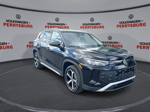 Used 2025 Volkswagen Tiguan SE image 3