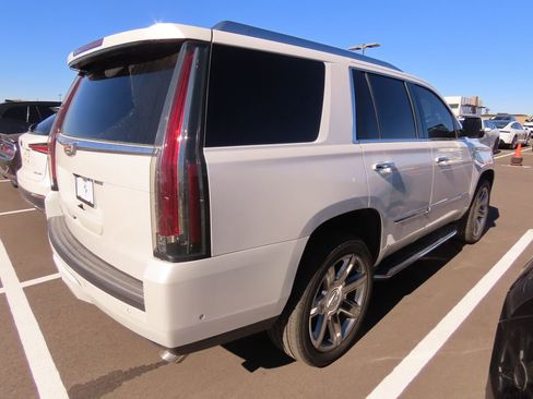 Used 2019 Cadillac Escalade Luxury image 3