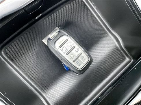 Used 2023 Chrysler Pacifica Touring-L FWD image 11
