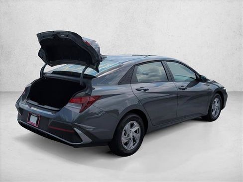 New 2026 Hyundai Elantra SE FWD image 2