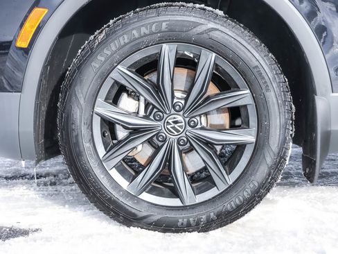 Certified 2024 Volkswagen Tiguan SE image 15