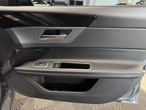 Used 2016 Jaguar XF R-Sport image 59