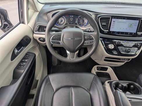Used 2024 Chrysler Pacifica Touring-L image 26