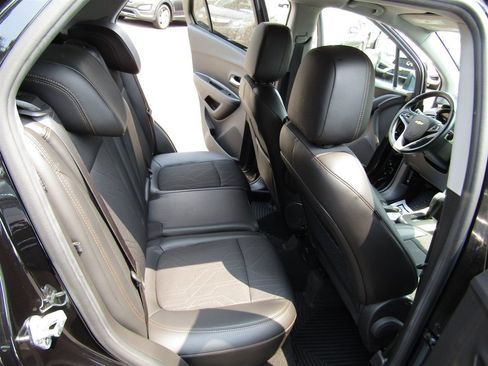 Used 2019 Chevrolet Trax LT w/ LT Convenience Package FWD image 16