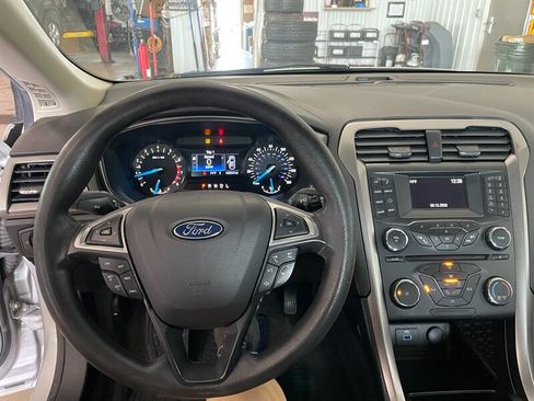 Used 2017 Ford Fusion SE FWD image 8