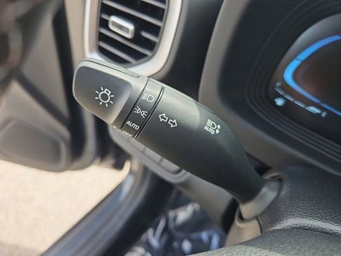 Certified 2025 Hyundai Venue SEL image 22