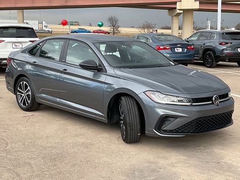 Used 2025 Volkswagen Jetta Sport image 4