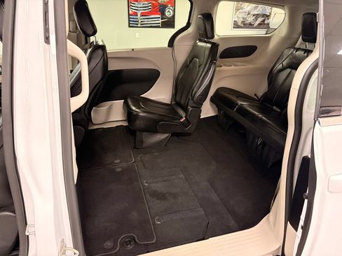 Used 2024 Chrysler Pacifica Touring-L FWD image 26