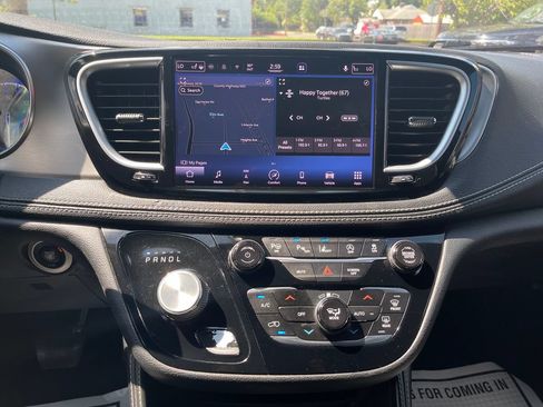 Used 2022 Chrysler Pacifica Limited w/ S Appearance Package FWD image 30