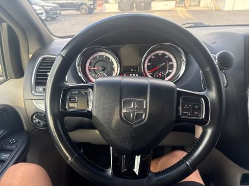 Used 2019 Dodge Grand Caravan SXT FWD image 15