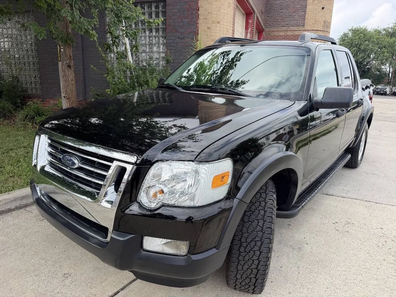 Used 2009 Ford Explorer Sport Trac XLT AWD/4WD image 2