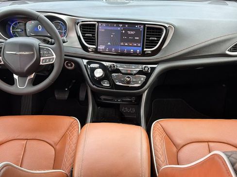 Used 2025 Chrysler Pacifica Pinnacle FWD image 25
