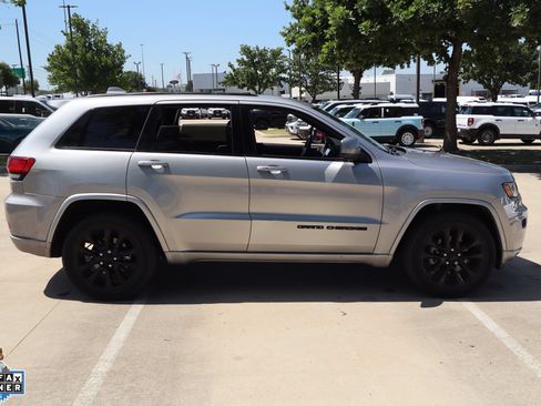 Used 2020 Jeep Grand Cherokee Altitude RWD image 2