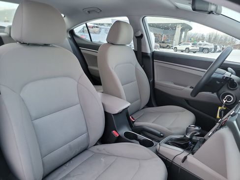 Used 2017 Hyundai Elantra SE image 19