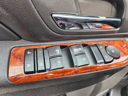 Used 2011 Chevrolet Suburban LT image 16