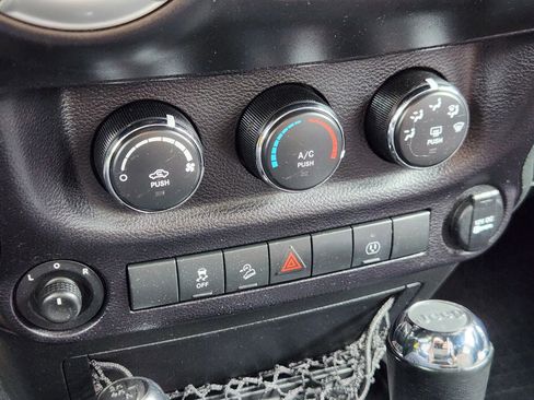 Used 2015 Jeep Wrangler Unlimited Sahara w/ Connectivity Group image 29