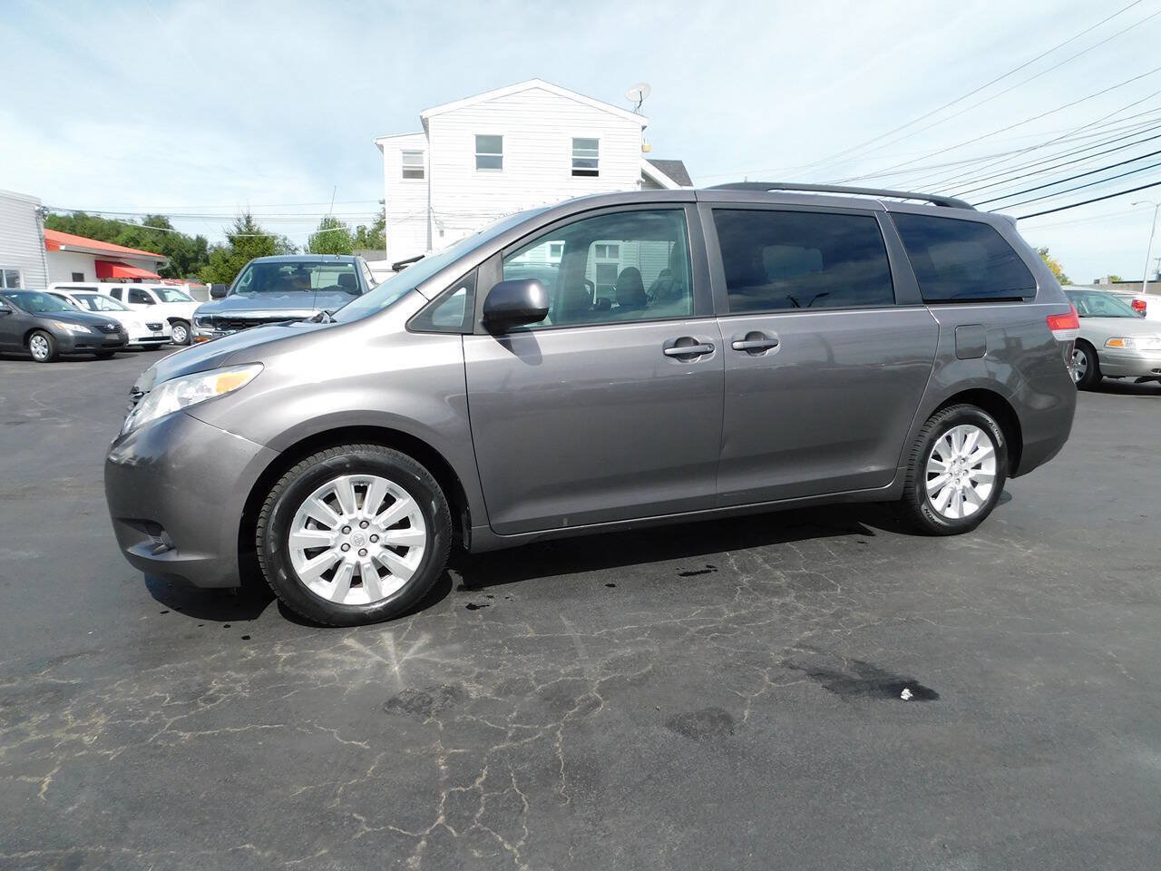 Used 2012 Toyota Sienna LE w/ Towing Pkg AWD/4WD image 5