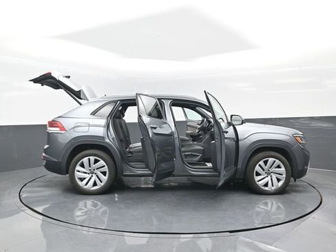 Used 2022 Volkswagen Atlas Cross Sport SE image 19