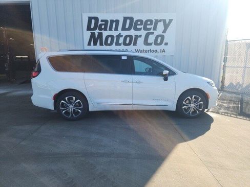 New 2026 Chrysler Pacifica Pinnacle image 21