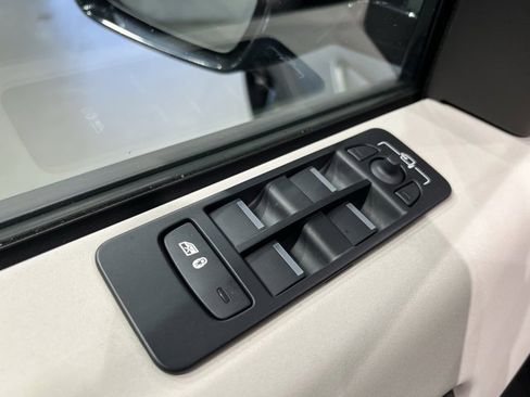 Used 2023 Land Rover Discovery Sport SE image 17