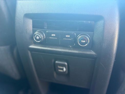 Used 2021 Chevrolet Traverse LT image 13