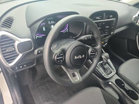 Used 2025 Kia Soul LX w/ LX Technology Package FWD image 16