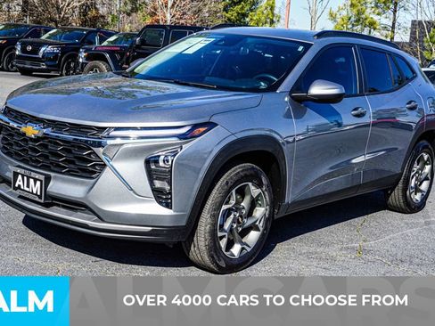 Used 2025 Chevrolet Trax LT w/ LT Convenience Package image 3