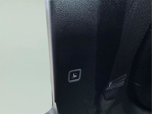 Used 2025 Chrysler Pacifica Select image 16