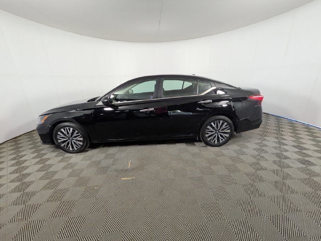 Used 2025 Nissan Altima 2.5 SV FWD image 14