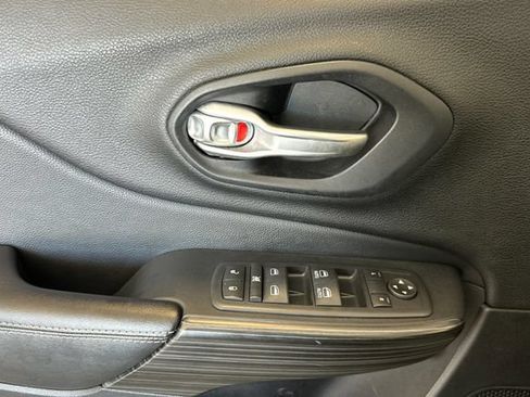 Used 2016 Jeep Cherokee Latitude w/ Comfort/Convenience Group FWD image 12