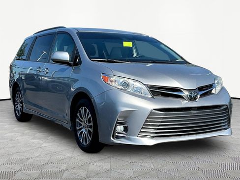 Used 2018 Toyota Sienna XLE Premium FWD image 3