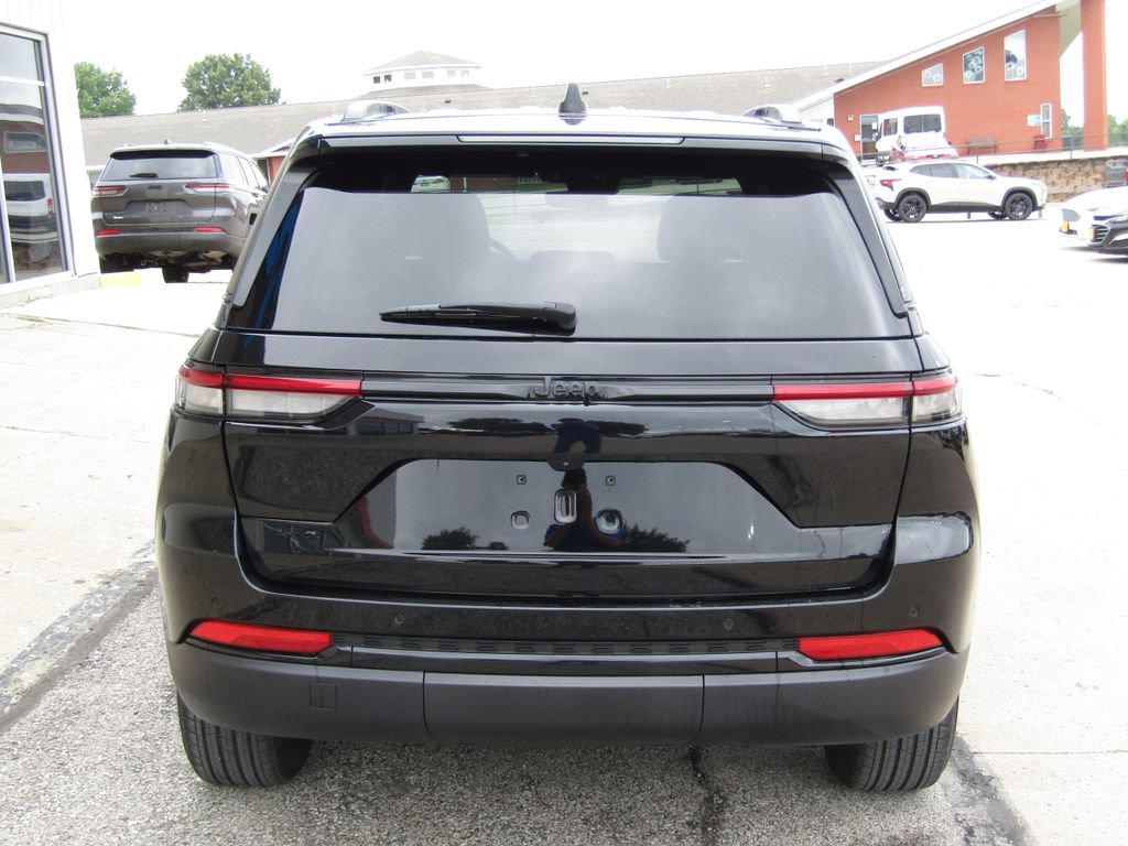 Used 2025 Jeep Grand Cherokee Altitude AWD/4WD image 4