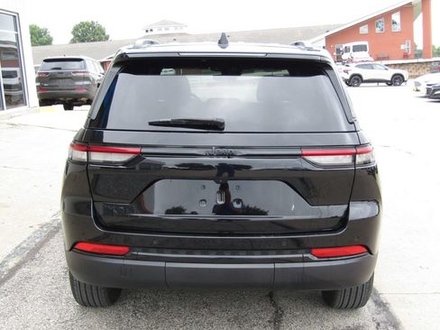 Used 2025 Jeep Grand Cherokee Altitude AWD/4WD image 4