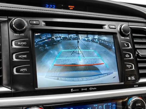 Used 2017 Toyota Highlander XLE AWD/4WD image 25